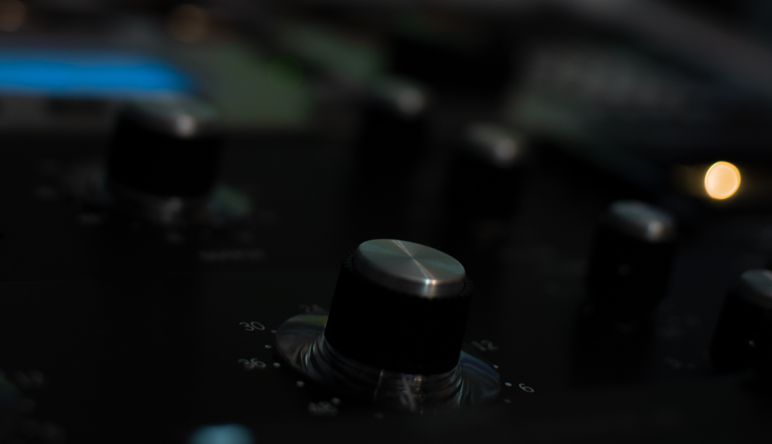 Nahaufnahme der Tontechnik aus der Studioumgebung von Janic Hackner Marke Universal Audio